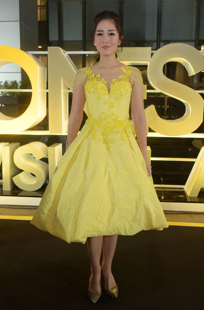 Gracia Indri Cantik pakai gaun kuning