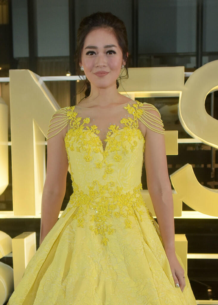 Gracia Indri Cantik pakai gaun kuning