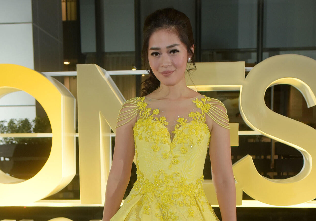 Gracia Indri Cantik pakai gaun kuning