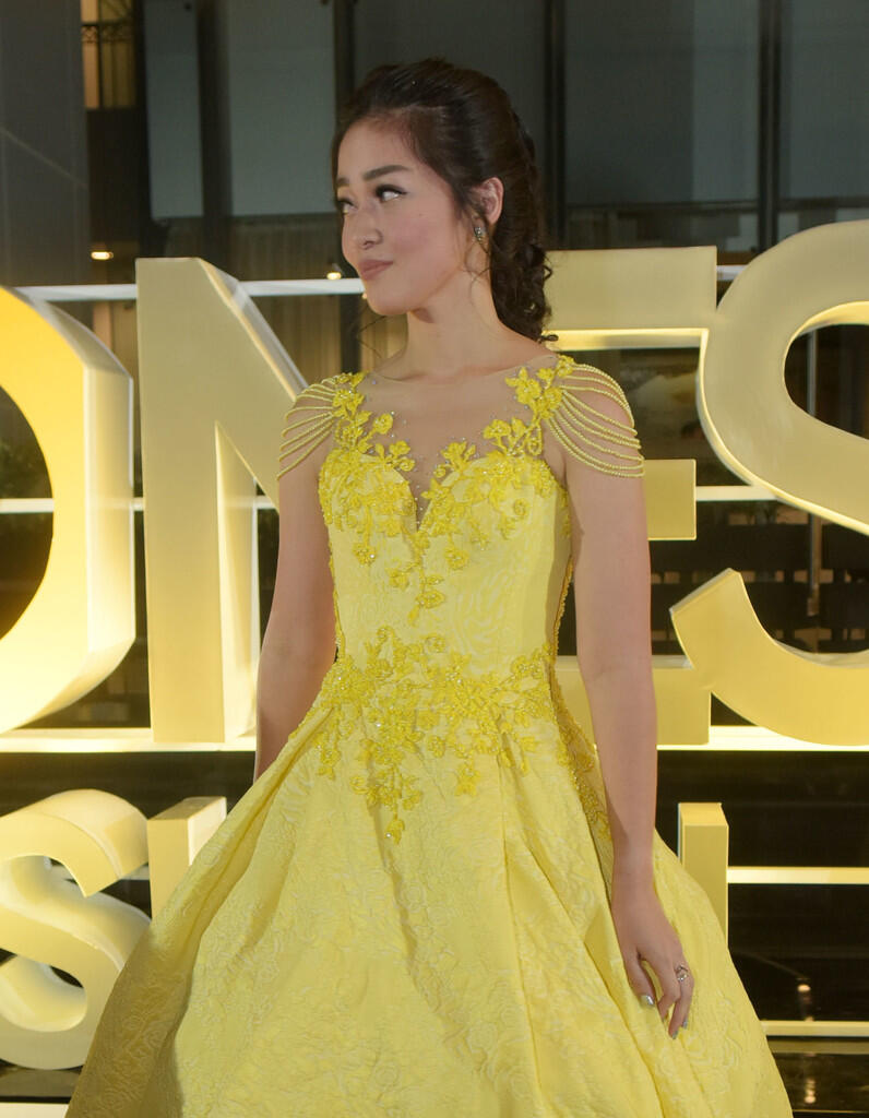 Gracia Indri Cantik pakai gaun kuning