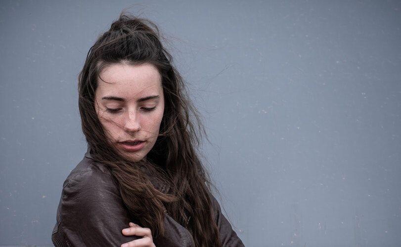 Bukan Apatis, Ini 5 Alasan Introvert Sulit Mengungkapkan Perasaannya