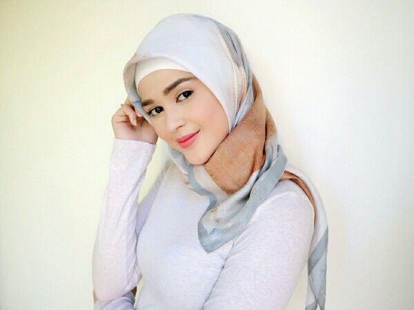 Banjir Pujian, 10 Gaya Cut Meyriska saat Berhijab Ini Bikin Hati Adem