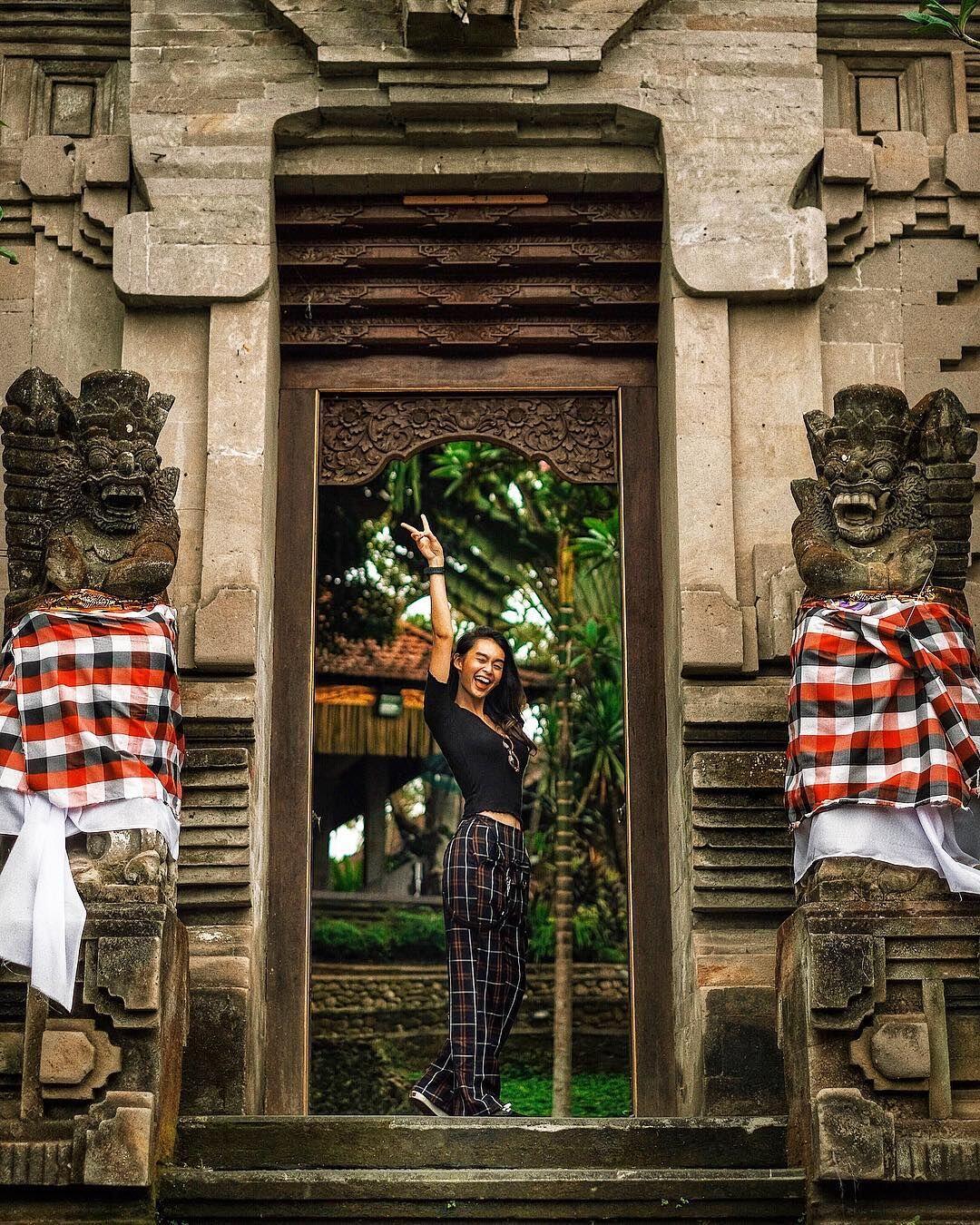 10 Potret Conchita Caroline, Presenter Kece yang Sempat Naik Lion Air