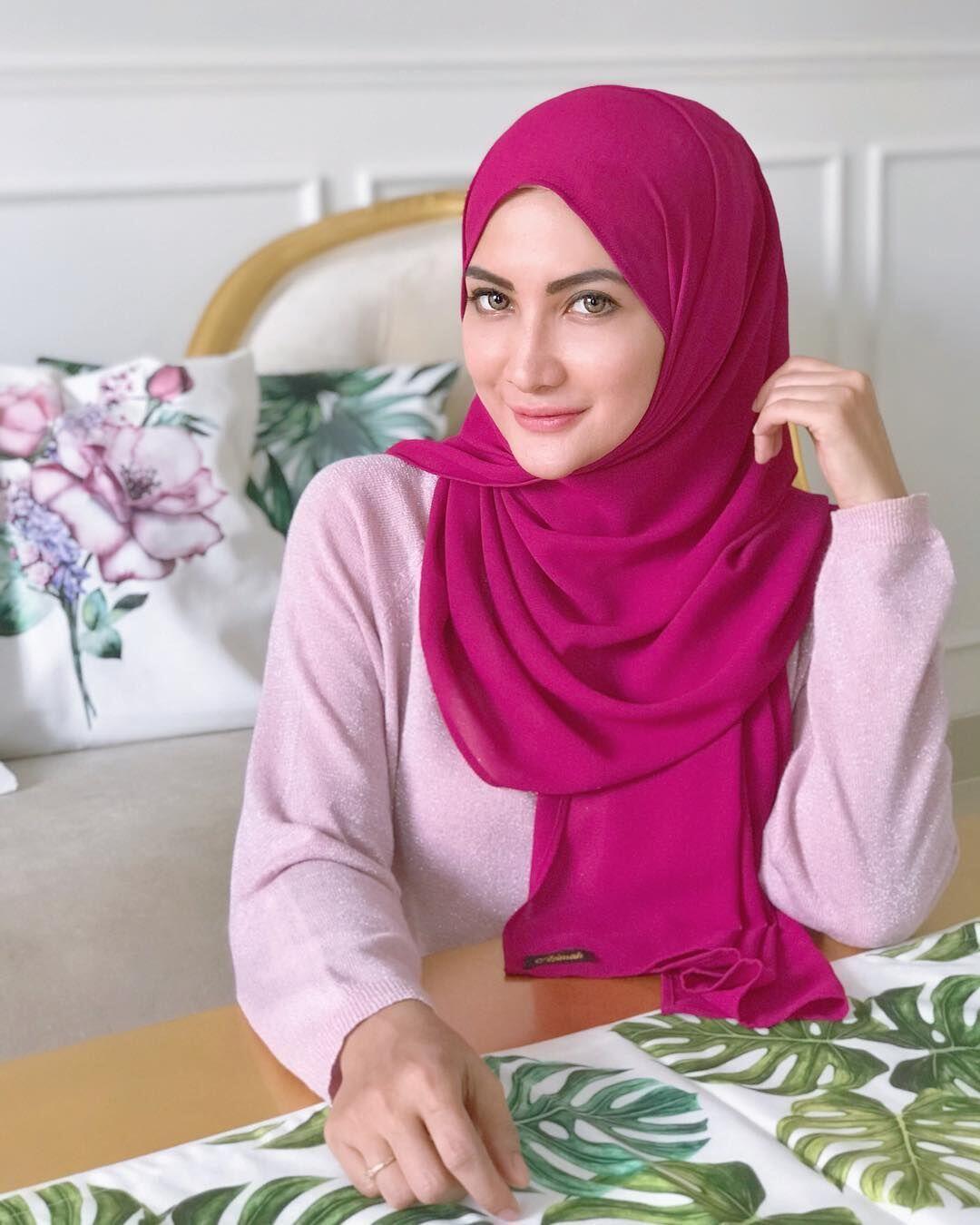 9 Selebriti yang Mantapkan Hati Menjadi Mualaf