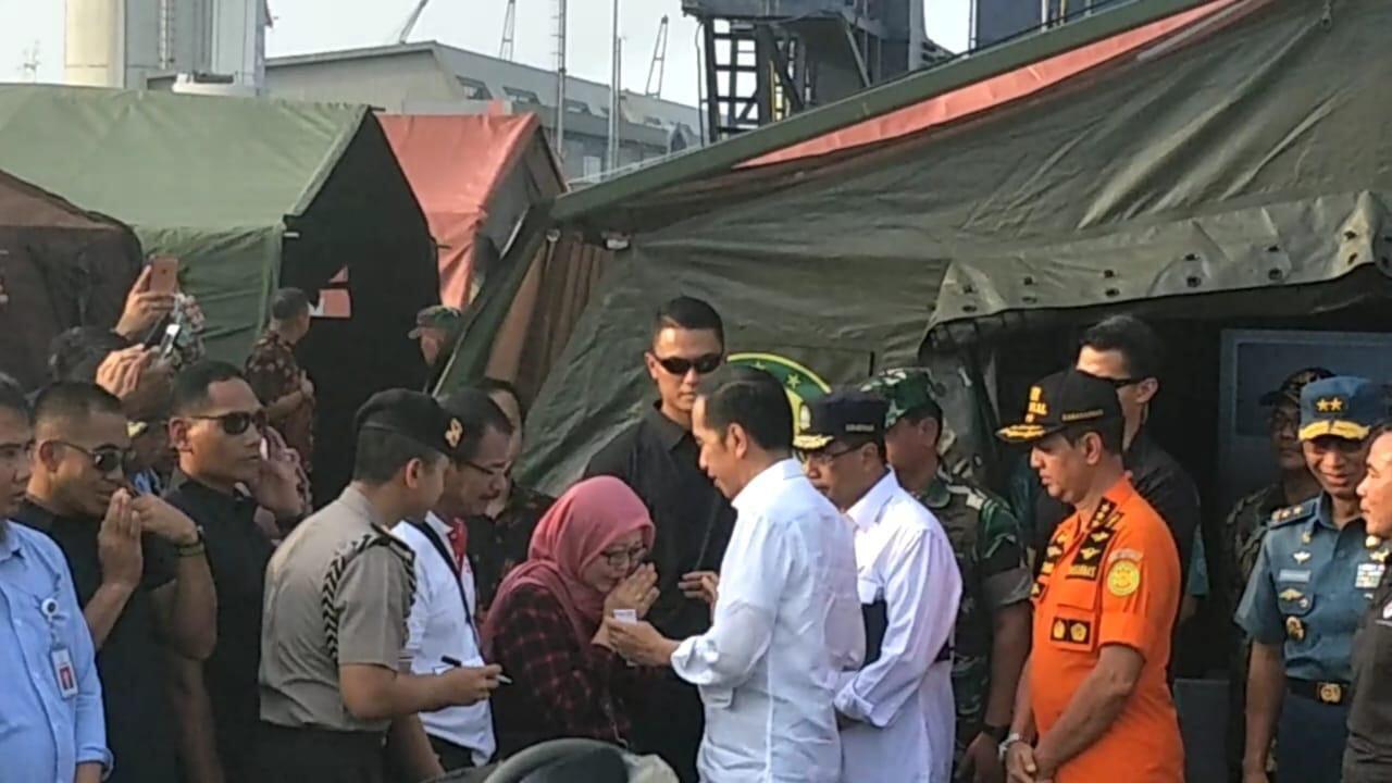 Ibu Korban JT 610 Menangis ke Jokowi Minta Anaknya Ditemukan