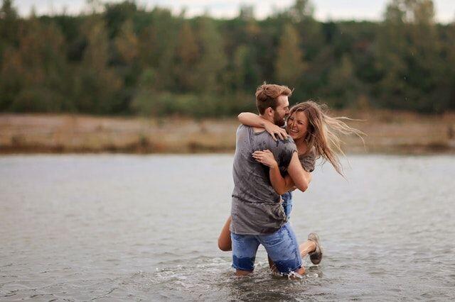 5 Cara Mudah Menghadapi Cowokmu yang Super Gak Romantis