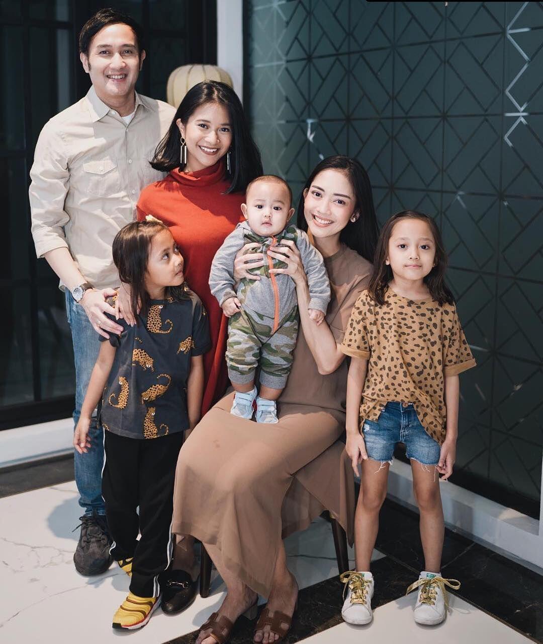 Menikah untuk Kedua Kalinya, 4 Artis Ini Dapat Restu dari Anaknya