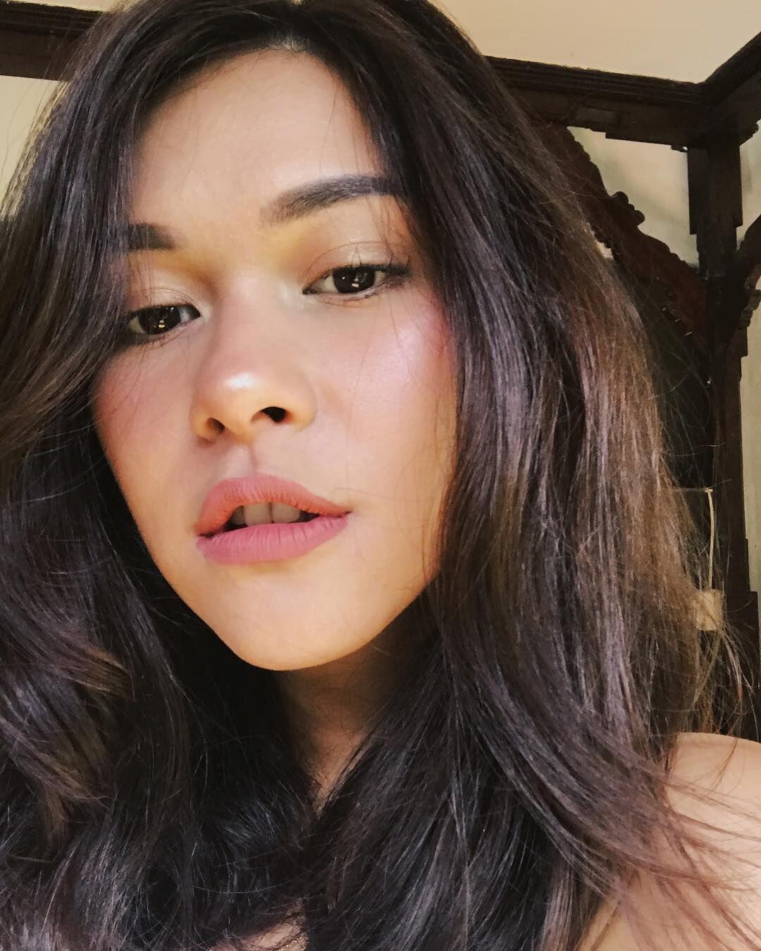 Intip Yuk Inspirasi Makeup Bold sampai Natural ala Nana Mirdad, Kece!