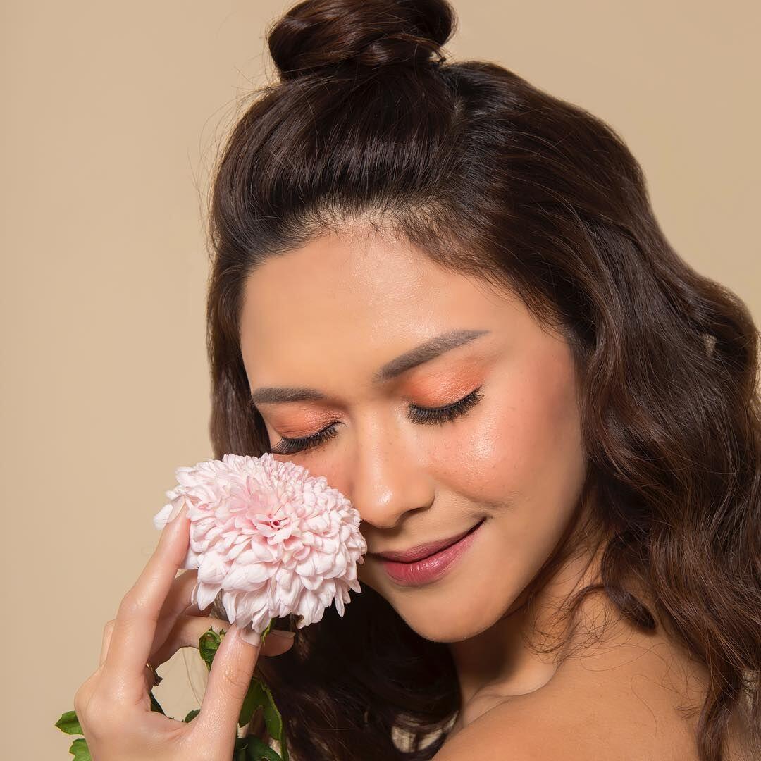 Intip Yuk Inspirasi Makeup Bold sampai Natural ala Nana Mirdad, Kece!