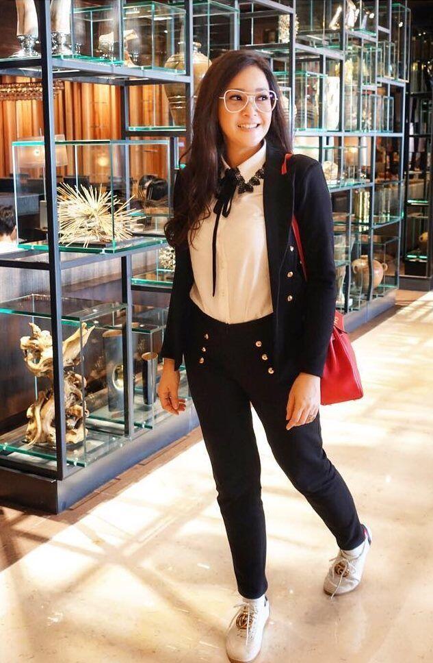 Jadi Istri Pengusaha, 8 Gaya Office Look Berkelas ala Maia Estianty