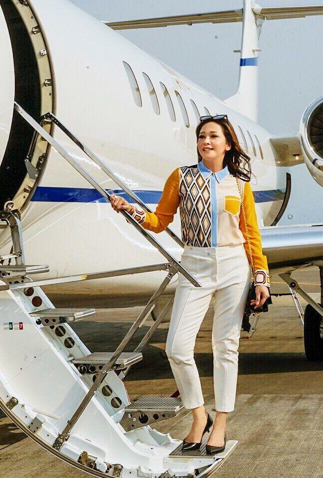 Jadi Istri Pengusaha, 8 Gaya Office Look Berkelas ala Maia Estianty