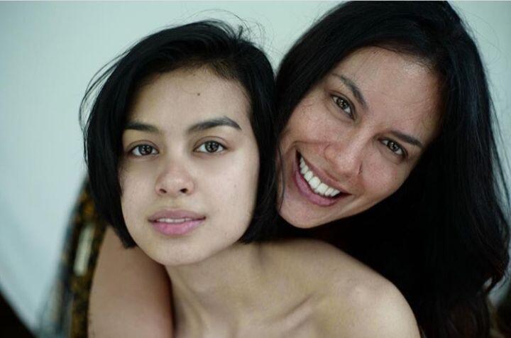 Bak Kakak Adik, 7 Selebriti Ini Tidak Seperti Orang Tua dan Anak