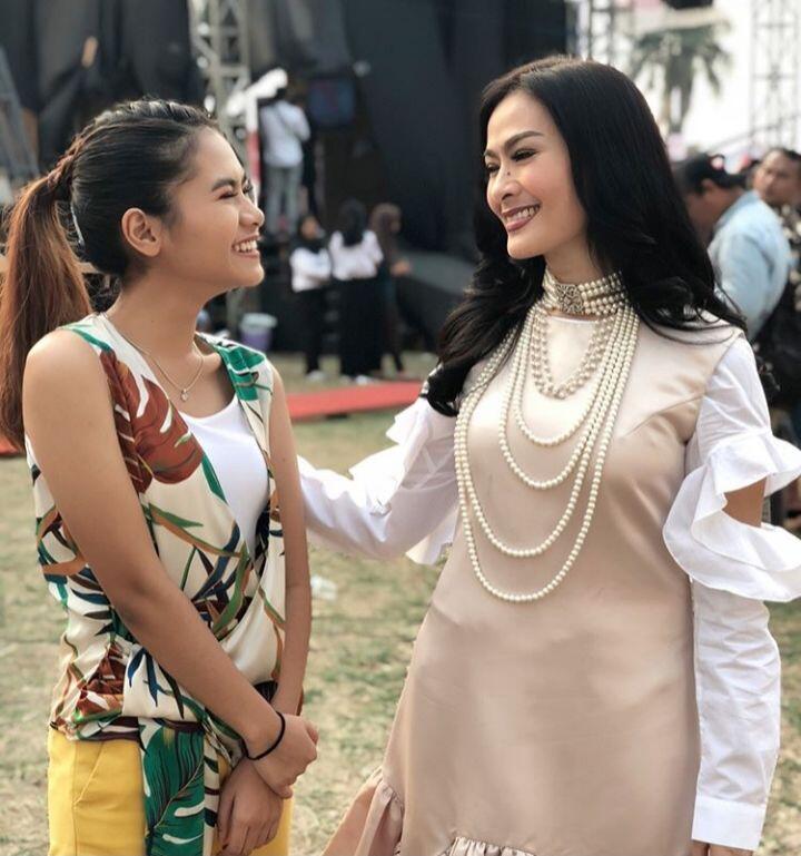 Bak Kakak Adik, 7 Selebriti Ini Tidak Seperti Orang Tua dan Anak
