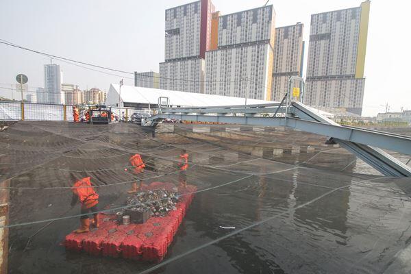 Sampah Bertebaran di Waring Kali Item