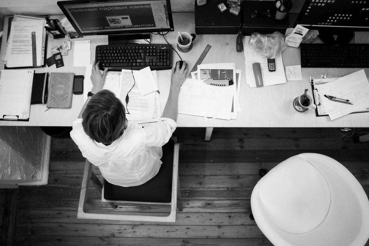 Waduh! Ini 5 Tanda Pasangan Kamu Selingkuh dengan Teman Sekantornya