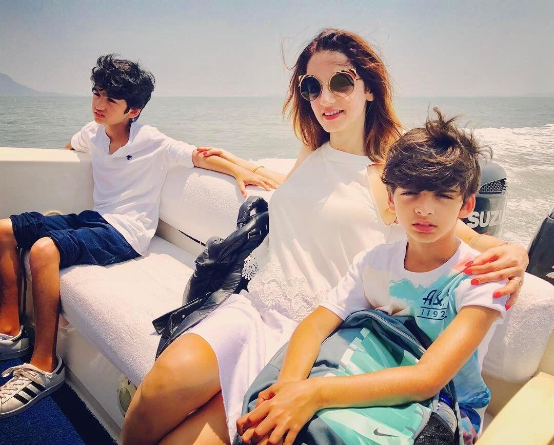 10 Potret Sussanne Khan, Ex Istri Hrithik Roshan yang Super Menawan