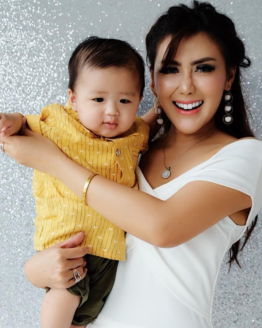 10 Potret Terbaru Kehidupan Rey Utami Sebagai Ibu