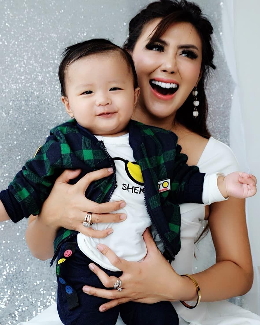 10 Potret Terbaru Kehidupan Rey Utami Sebagai Ibu