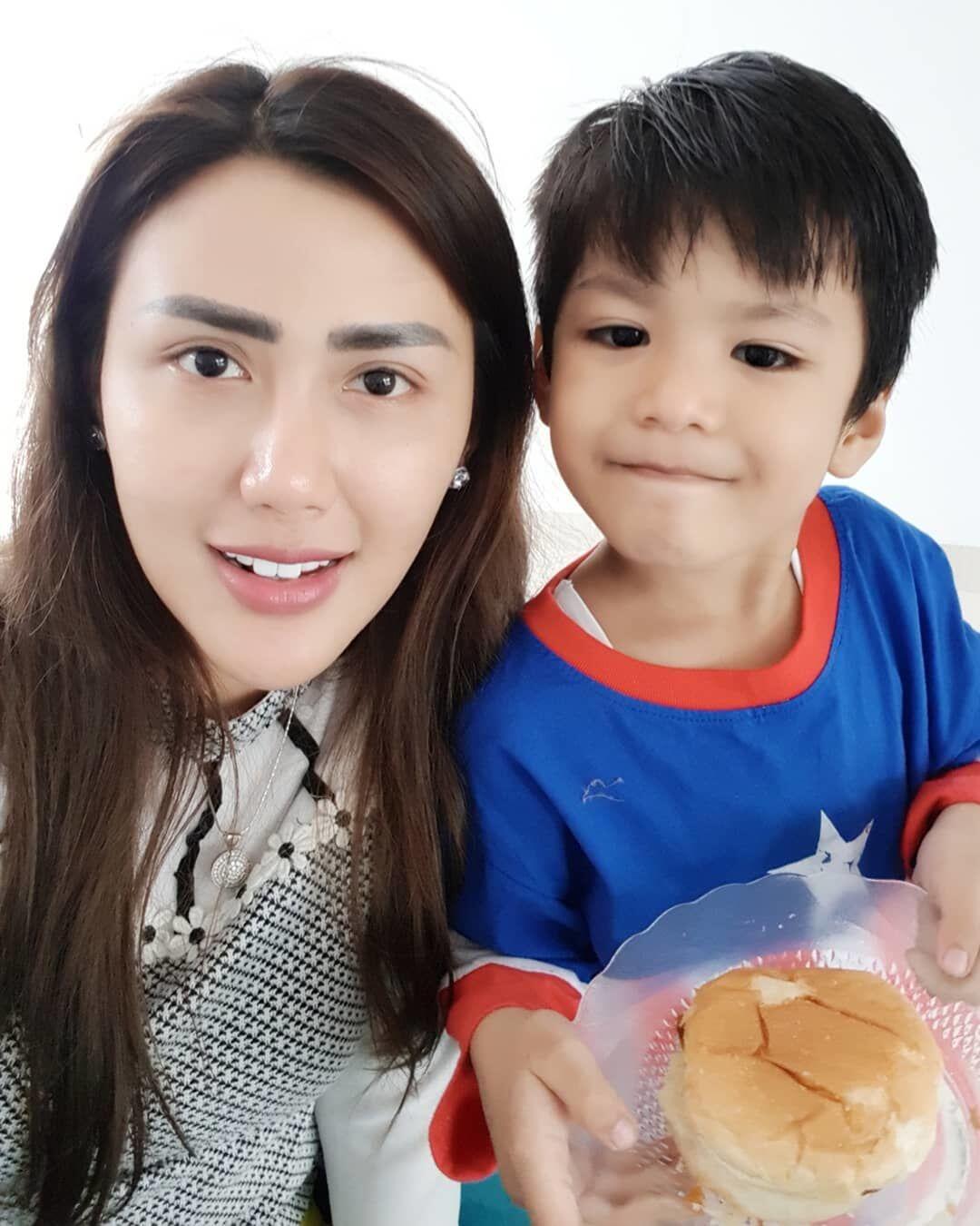 10 Potret Terbaru Kehidupan Rey Utami Sebagai Ibu