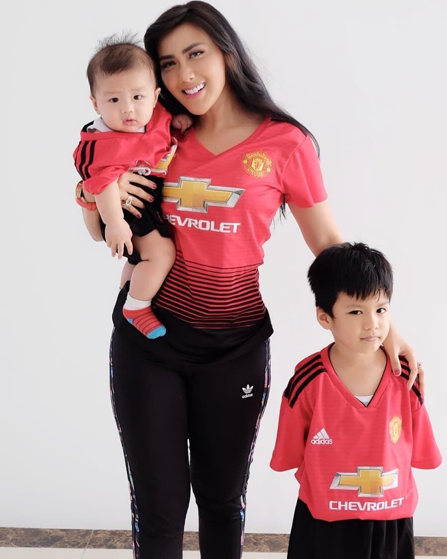 10 Potret Terbaru Kehidupan Rey Utami Sebagai Ibu