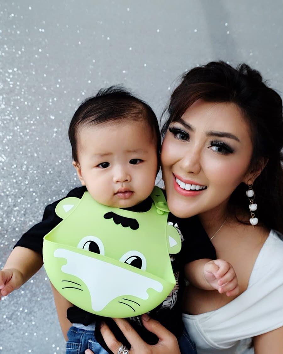 10 Potret Terbaru Kehidupan Rey Utami Sebagai Ibu