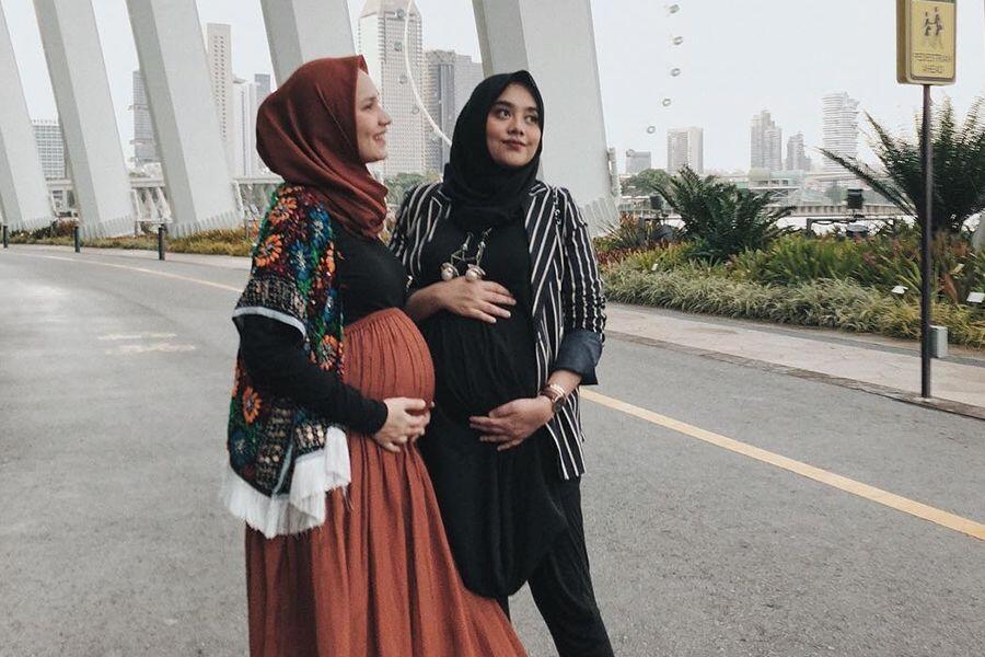 Hamil Bareng, Ini Gaya Liburan Duo Hijab Dwi dan Nabila di Singapura