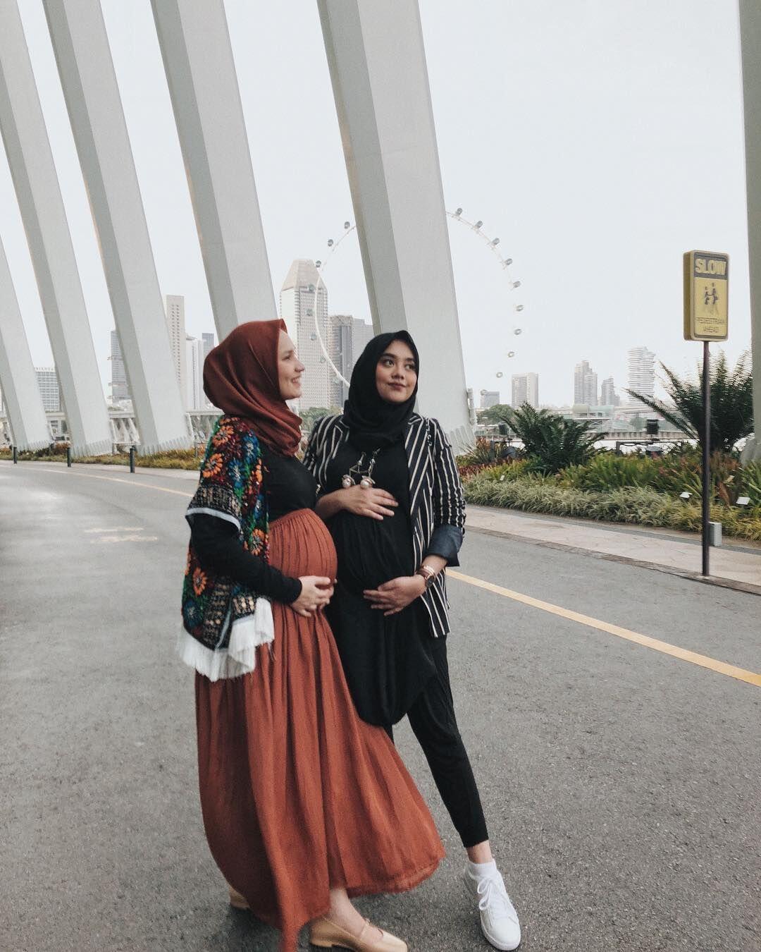 Hamil Bareng, Ini Gaya Liburan Duo Hijab Dwi dan Nabila di Singapura