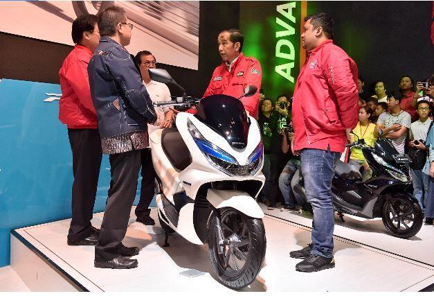 Kunjungi IMOS 2018, Presiden Jokowi Jajal Motor Bergaya Klasik