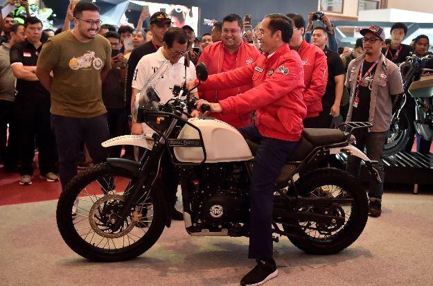 Kunjungi IMOS 2018, Presiden Jokowi Jajal Motor Bergaya Klasik