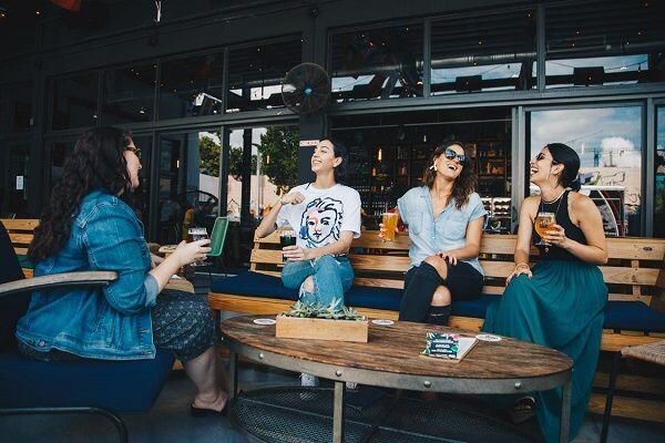 8 Tanda Kalau Pacarmu Lagi Kangen Mantan, Jangan Langsung Ngambek!