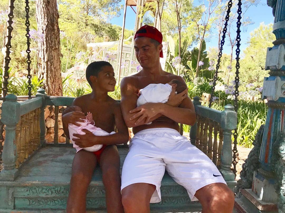 10 Keharmonisan Keluarga Kecil Cristiano Ronaldo, Bahagia Banget