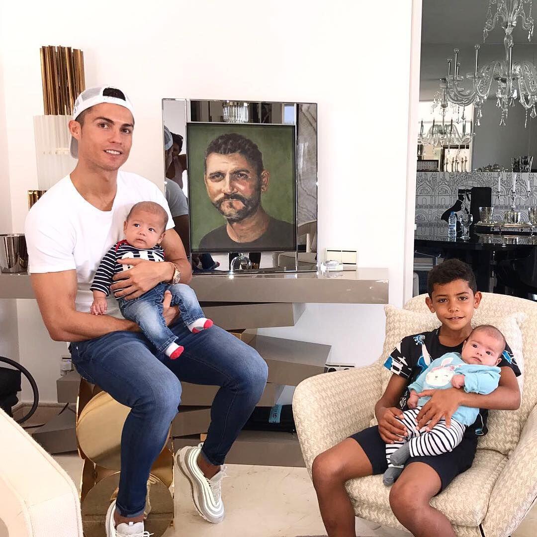 10 Keharmonisan Keluarga Kecil Cristiano Ronaldo, Bahagia Banget