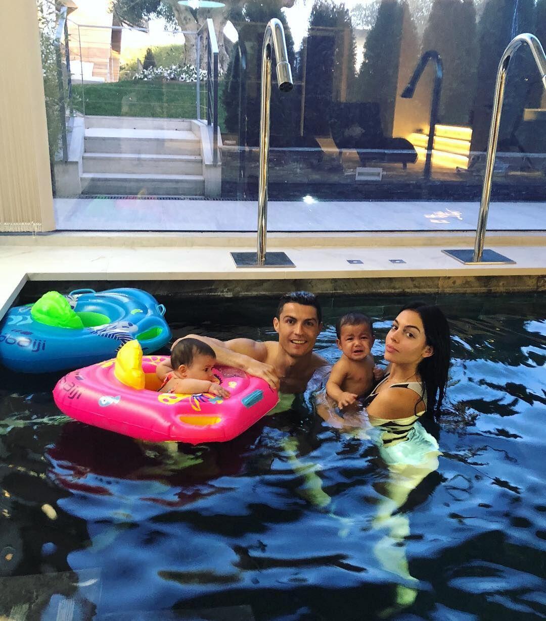 10 Keharmonisan Keluarga Kecil Cristiano Ronaldo, Bahagia Banget