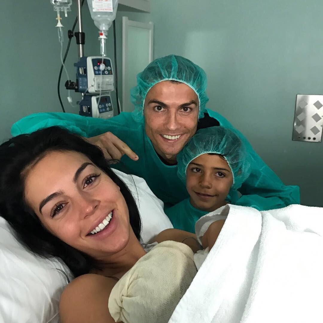 10 Keharmonisan Keluarga Kecil Cristiano Ronaldo, Bahagia Banget