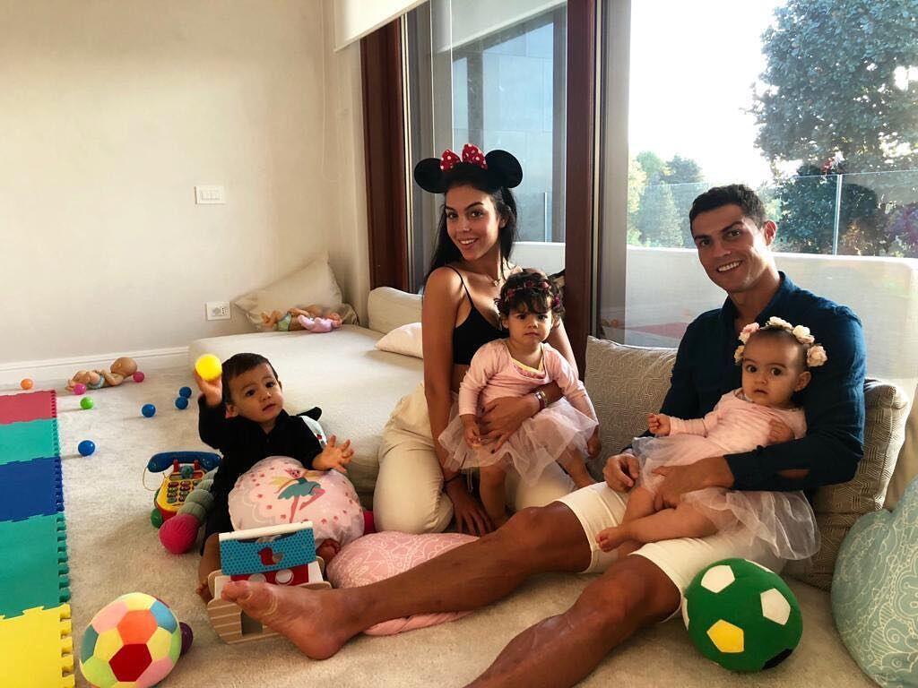 10 Keharmonisan Keluarga Kecil Cristiano Ronaldo, Bahagia Banget