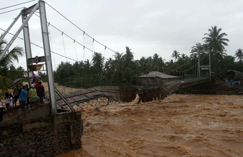 VIDEO: Ngeri, Detik-detik Jembatan Hancur oleh Banjir Bandang Sumbar