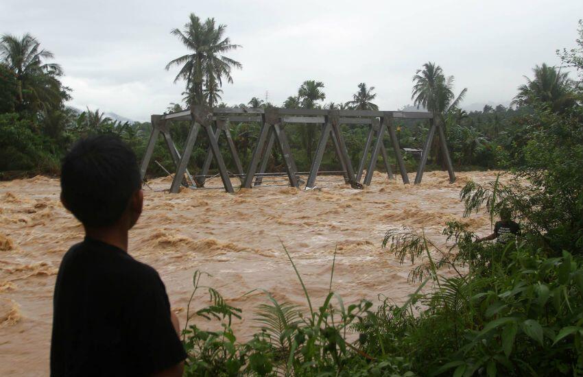 VIDEO: Ngeri, Detik-detik Jembatan Hancur oleh Banjir Bandang Sumbar