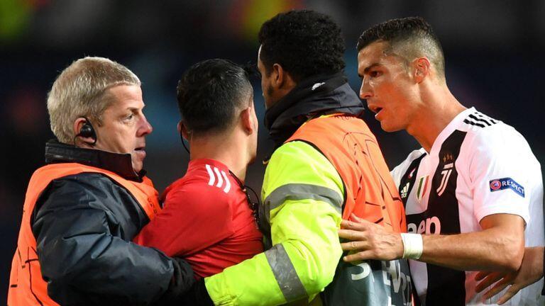 Penyusup Terobos Lapangan Saat Pertandingan, MU Tinjau Ulang Keamanan