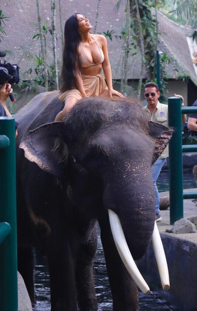 Gaya Seksi Kim Kardashian Berbikini Saat Menunggangi Gajah di Bali