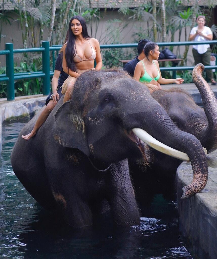 Gaya Seksi Kim Kardashian Berbikini Saat Menunggangi Gajah di Bali