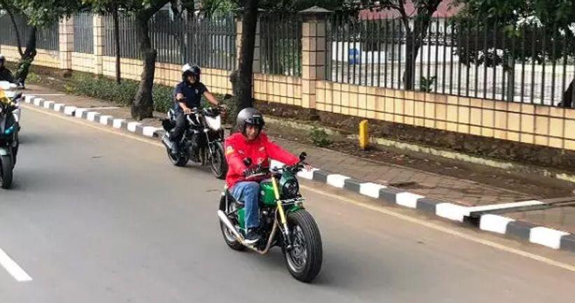 Jokowi Tunggangi Motor Custom saat Blusukan ke Pasar