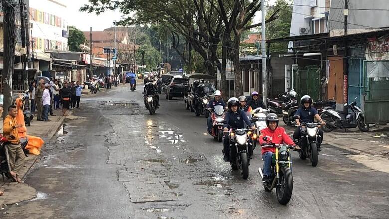 Jokowi Tunggangi Motor Custom saat Blusukan ke Pasar