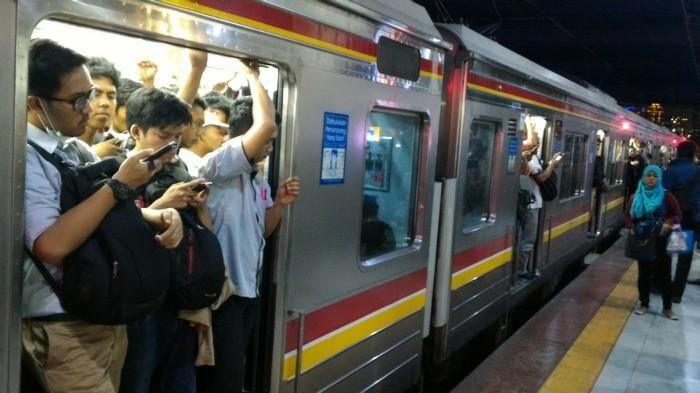 Potret Para Pecandu Smartphone Tingkat Akut di KRL