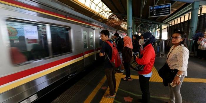 Potret Para Pecandu Smartphone Tingkat Akut di KRL