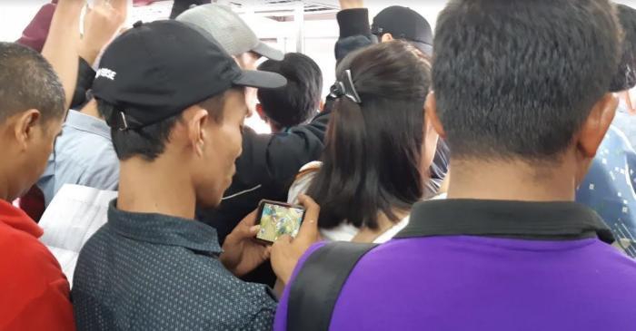 Potret Para Pecandu Smartphone Tingkat Akut di KRL