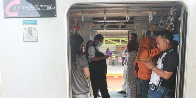 Potret Para Pecandu Smartphone Tingkat Akut di KRL