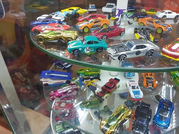 Gak Kenal Umur, Dari Anak Sampai Bapak Main Diecast!