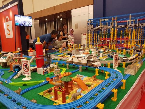 Gak Kenal Umur, Dari Anak Sampai Bapak Main Diecast!