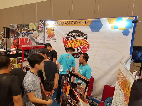 Gak Kenal Umur, Dari Anak Sampai Bapak Main Diecast!