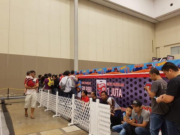 Gak Kenal Umur, Dari Anak Sampai Bapak Main Diecast!